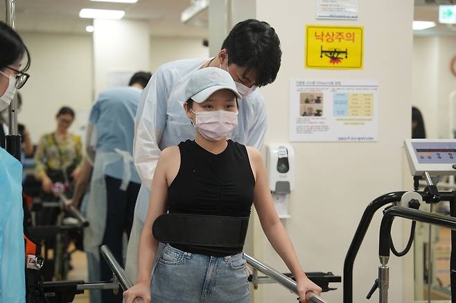 ▲ "몽골과 중국에서는 더 이상 받아준다는 병원이 없어 포기할 수밖에 없었는데, 한국 선생님들의 도움으로 다시 맛있는 것도 먹고, 일어설 수 있게 됐어요. 이제는 두 발로 걸어서 몽골로 돌아가는 날을 기다리고 있습니다." 몽골국립의과대학교 의대생 엥흐진(19·사진) 씨는 최근 분당서울대병원에서 다발성 장기 손상에 대한 수술을 성공적으로 받고, 지난 7월 16일 건강한 모습으로 퇴원했다. 현재 분당서울대병원에서 의족을 착용한 뒤 보행을 위한 재활치료를 받고 있는 모습. /사진제공=분당서울대병원 /성남=김규식 기자 kgs@incheonilbo.com