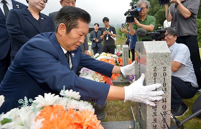 ▲ 더불어민주당 정청래 대표를 비롯한 당 관계자들이 27일 국립대전현충원 연평도 포격 도발 희생자 묘역을 찾아 참배하고 있다. /연합뉴스