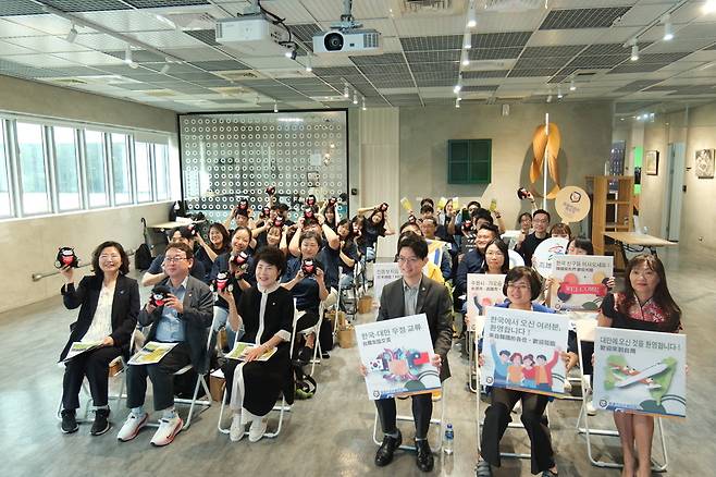 ▲ '2025 아시아청년포럼' 참가자들이 가오슝시 청년국을 방문했다./사진제공=열림협동조합