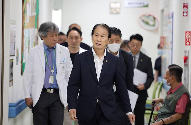 ▲ 27일 인천 미추홀구 인천보훈병원을 방문한 권오을 국가보훈부 장관이 병원 시설을 둘러보고 있다. /이호윤 기자 256@incheonilbo.com