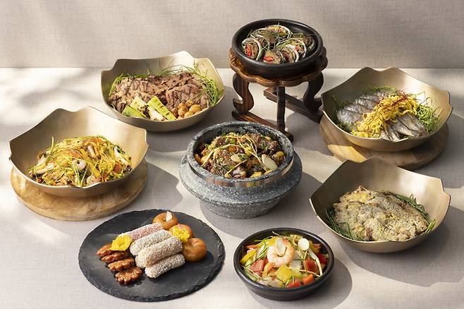 코트야드 메리어트 수원이 추석 기간 집에서 한방 갈비찜, 수원 양갈비구이, 한과 등 8가지 명절 음식을 즐길 수 있도록 9월 1일부터 '명절 투고(To-Go)' 프로모션 예약을 진행한다. 사진= 코트야드 메리어트 수원