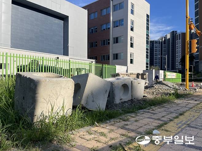 27일 취재진이 찾은 오산 세교2신도시 마루초등학교 정문과 인근 인도에 공사에 쓰이는 거대한 구조물과 장비들이 쌓여 있다. 이 학교는 124명의 학생과 함께 내달 1일 개교 예정이다. 김이래 기자