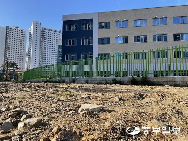 27일 오산 마루초등학교 주변 인도에는 나무 등 조경이 예정돼 있지만 현재 흙과 돌로 가득한 채 먼지만 날리고 있다. 김이래 기자