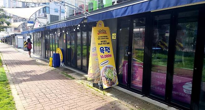 광주 남구 백운광장 일원에 외식·문화 융합형 공간으로 조성된 스트리트푸드존이 다음 달 ‘시즌2’ 운영을 앞두고 있는 가운데 27일 오후 거리 내 한 외식 점포의 문이 굳게 닫혀 있다./주성학 기자