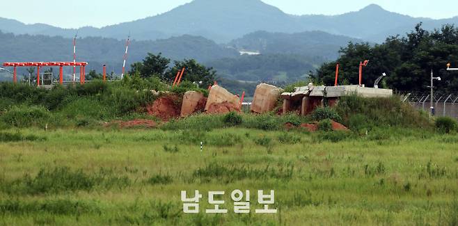 무안국제공항 로컬라이저 설치 콘크리트 둔덕 철거 공사 현장에 풀이 무성하게 자라있다./임문철 기자 35mm@namdonews.com