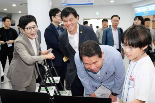 지난 23일 한림대에서 열린 2025 강원학생 창업 페스티벌에서 신경호 교육감과 이영욱 강원자치도의회 교육위원장이 창업 동아리 학생들이 준비한 부스를 둘러보고 있다. 신세희기자