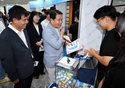 지난 23일 한림대에서 열린 2025 강원학생 창업 페스티벌에서 신경호 교육감과 이영욱 강원자치도의회 교육위원장이 창업 동아리 학생들이 준비한 부스를 둘러보고 있다. 신세희기자
