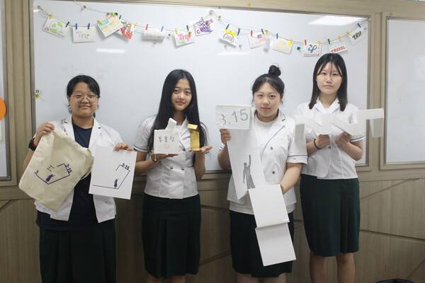 각 팀은 '참여와 합의'를 바탕으로 민주주의의 상징을 형상화한 다양한 조형물 구상을 제안했다. 사진은 학생들이 팀별로 완성한 조형물 구상품을 들고 있는 모습. 왼쪽부터 이보성, 이보연, 전수인, 정지이 학생. /문정민 기자