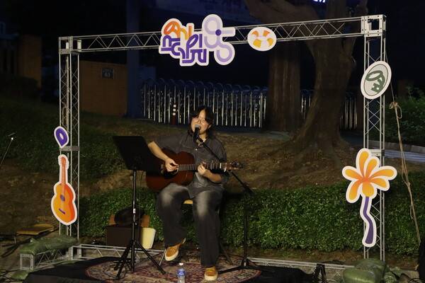 2일 창원국제사격장 입구 옆 카페 어라운드텐 앞마당에서 열린 '9.5회 여기 스테이지'에서 마지막 무대에 선 신주현. /주성희 기자