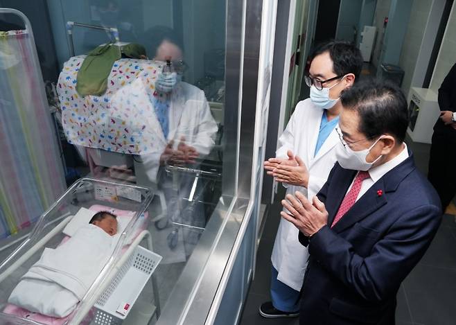 최기문 시장이 영천시 분만산부인과에서 2025년 새해둥이 탄생을 축하하고 있다. 사진=영천시 제공