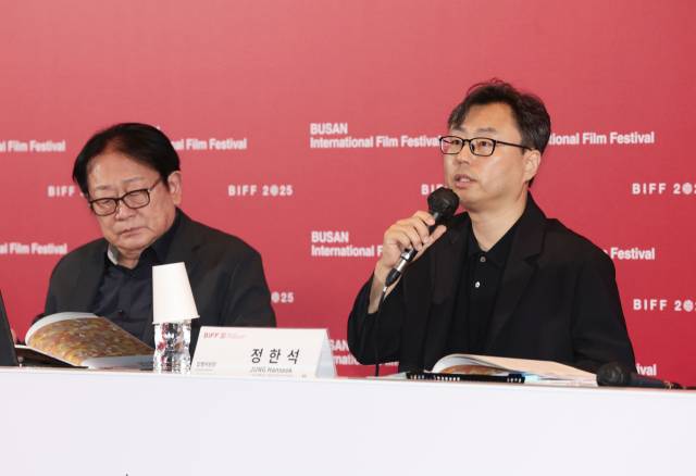 제30회 부산국제영화제 개최 기자회견이 열린 26일 부산 해운대구 영화의전당에서 정한석 집행위원장이 올해 영화제에 대해 설명하고 있다. 왼쪽은 박광수 이사장. 정대현 기자 jhyun@