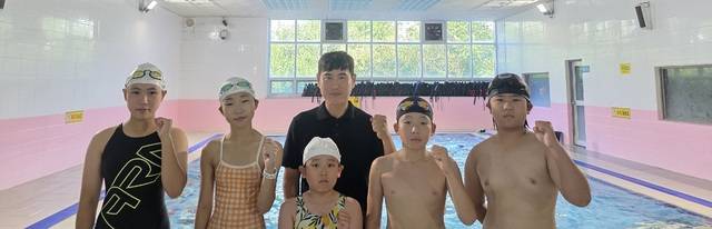 임종구(가운데) 칠곡군수영연맹 회장이 칠곡 수영장에서 수영꿈나무들과 사진을 찍고 있다.