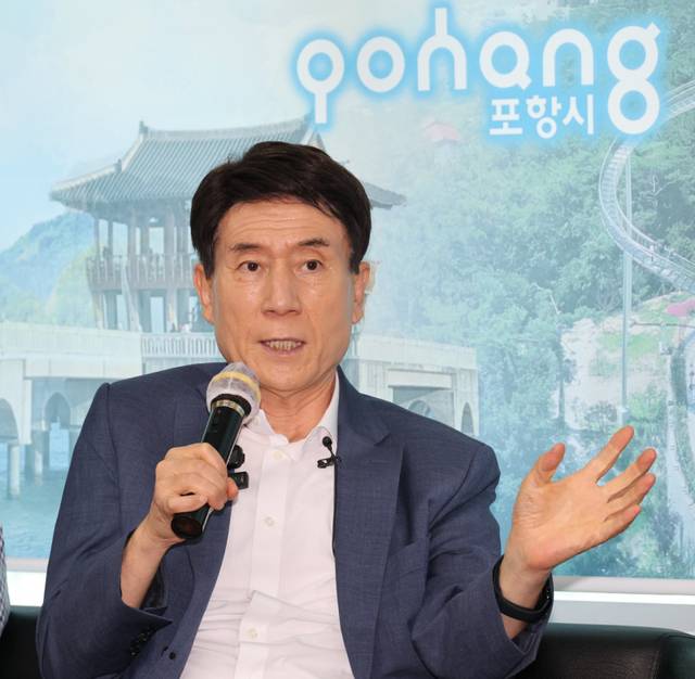 27일 포항시청 브리핑룸에서 이강덕 포항시장이 포항형 주거복지 모델 계획을 설명하고 있다. 포항시 제공