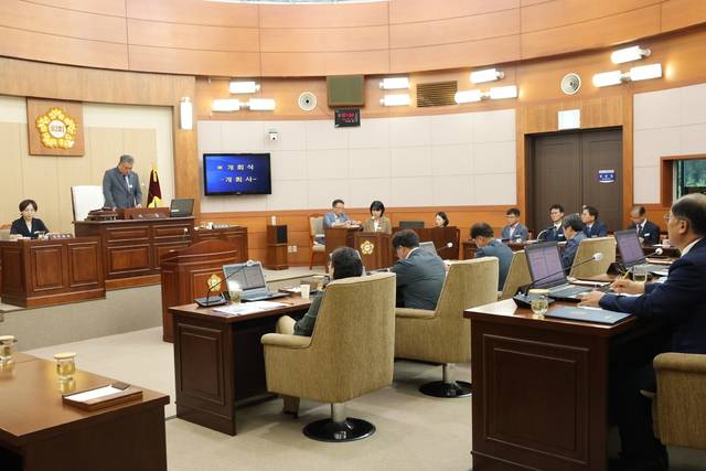 권영준 봉화군의회 의장이 27일 열린 제274회 임시회 개회를 선언하고 있다. 봉화군의회 제공