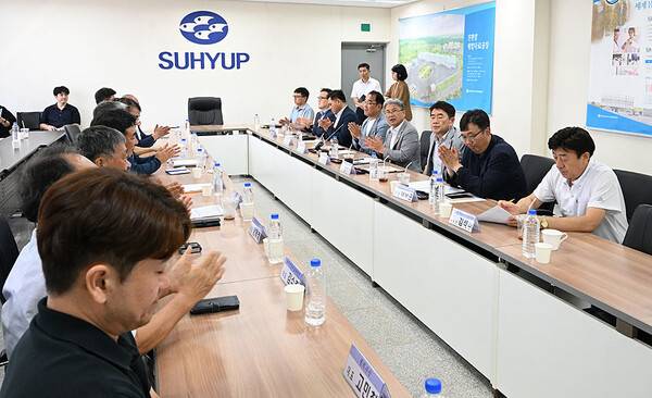 제주어류양식수협 관계자들과 이상봉 제주도의회 의장 및 방문단이 간담회를 하고 있다.