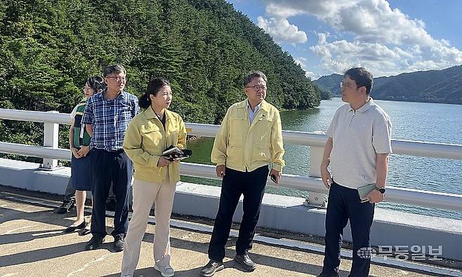 지난 25일 영산강유역환경청 관계자들이 '관심 단계' 조류경보가 발령된 주암호를 찾아 현장점검을 하고 있다. 영산강유역환경청 제공
