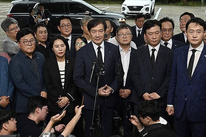 [광주=뉴시스] 박기웅 기자 = 조국 조국혁신당 혁신정책연구원장이 26일 오전 광주 북구 운정동 국립5·18민주묘지와 민족민주열사묘지를 찾아 참배한 뒤 기자들과 만나 발언을 하고 있다. 2025.08.26. pboxer@newsis.com