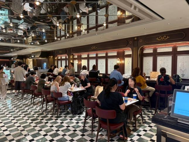 고객들이 신세계 강남점 델리존에서 식사를 하고 있다./사진=김다이 기자 neverdie@