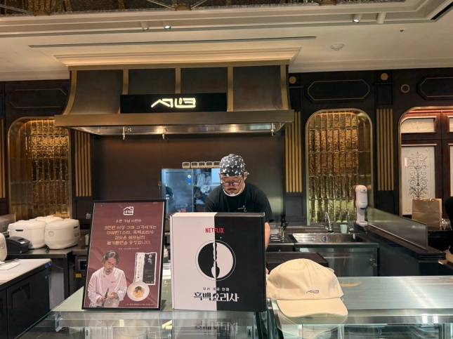 김도윤 셰프가 서연 매장에서 요리를 하는 모습 /사진=김다이 기자 neverdie@