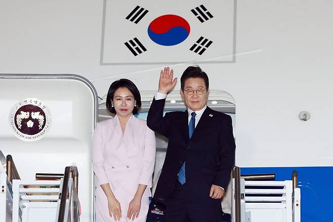 미국 순방 일정을 마친 이재명 대통령과 김혜경 여사가 26일(현지 시간) 필라델피아 국제공항에서 공군1호기에 탑승해 인사하고 있다. 사진=뉴시스