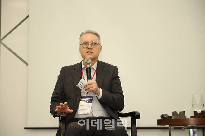 랜디 더반 국제지속가능관광위원회(GSTC) 대표이사가 패널토론을 하고 있다. (사진=고양컨벤션뷰로)