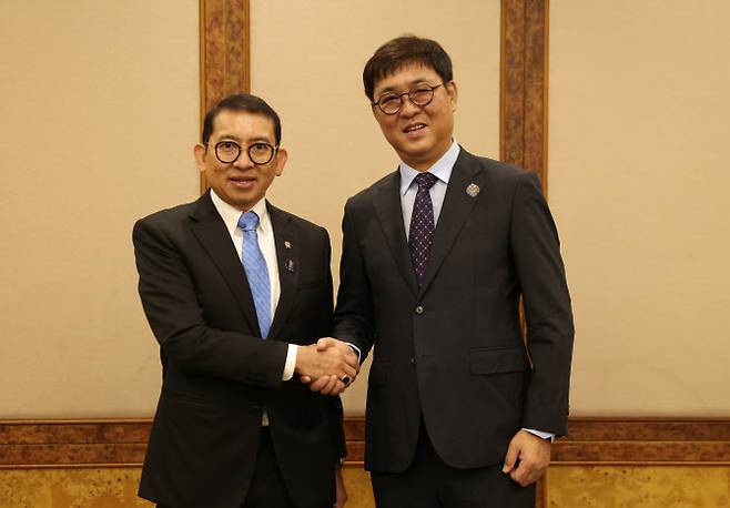 최휘영 문화체육관광부 장관이 27일 ‘APEC 문화산업고위급대화’가 열리고 있는 경북 경주 힐튼호텔에서 파들리 존 인도네시아 문화부 장관과 양자회담을 마치고 기념촬영을 하고 있다. (사진=문체부 제공).