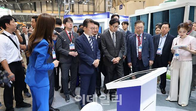 대한상공회의소는 정부, 국제에너지기구(IEA), 월드뱅크(WB)와 공동으로 27일 부산 해운대구 벡스코(BEXCO)에서 ‘기후산업국제박람회(WCE) 2025’를 개최했다. 이날 김민석 국무총리와 박형준 부산시장, 박일준 대한상의 상근부회장 등 주요 관계자들이 박람회를 관람하고 있다. (사진=대한상의)