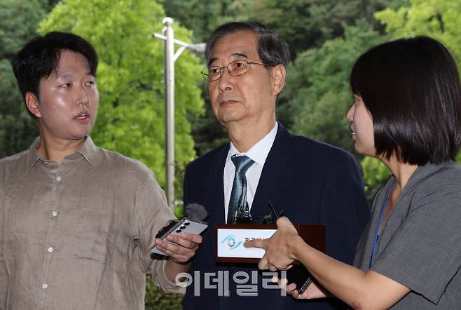 [이데일리 노진환 기자] 내란 행위 방조 혐의를 받는 한덕수 전 국무총리가 27일 오후 서울 서초구 서울중앙지방법원에서 열린 구속 전 피의자 심문(영장실질심사)에 출석하고 있다.