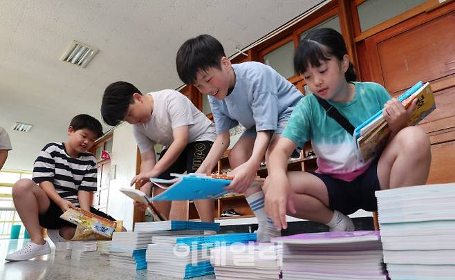 경기 수원시 영통구 잠원초등학교에서 학생들이 새학기 교과서를 받고 있다. (사진=뉴스1)