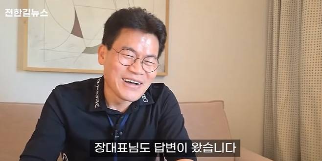 27일 유튜브 채널 ‘전한길뉴스’에 업로드된 영상에서 전씨가 장동혁 국민의힘 당대표와의 문자 내용을 공개하고 있다. (사진=유튜브 채널 ‘전한길 뉴스’ 갈무리)