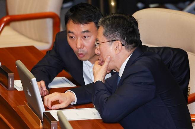 정성호 법무부 장관이 지난 22일 오전 국회 본회의장에서 김용민 더불어민주당 의원과 대화하고 있다. (사진=뉴스1)