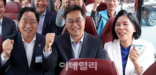 27일 남양주 백봉지구 내 ‘혁신형 공공의료원’ 예정부지로 향하는 달달버스에 탑승한 (왼쪽부터) 주광덕 남양주시장, 김동연 경기도지사, 최민희 의원이 기념사진을 찍고 있다.(사진=경기도)