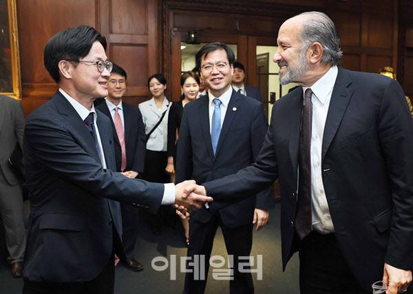 김정관 산업통상자원부 장관(왼쪽)과 하워드 러트닉 미국 상무장관(오른쪽)이 지난 24일(현지시간) 미국 워싱턴D.C. 상무부 회의실 앞에서 악수하고 있다. 여한구 산업부 통상교섭본부장(가운데)을 포함한 이들은 이날 협상을 진행한 후 하루 뒤 오후 러트닉 장관의 뉴욕 자택에서 추가 협상을 진행 중이다. (사진=산업부)