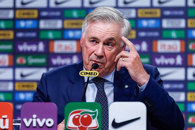 브라질 축구대표팀 감독 카를로 안첼로티가 2025년 8월 25일 브라질 리우데자네이루에 위치한 브라질축구협회 본부에서 열린 기자회견에서 발언하고 있다.