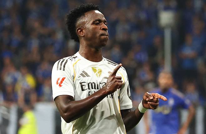 스페인 레알 마드리드의 비니시우스 주니오르가 팀의 세 번째 골을 넣은 뒤 환호하고 있다.