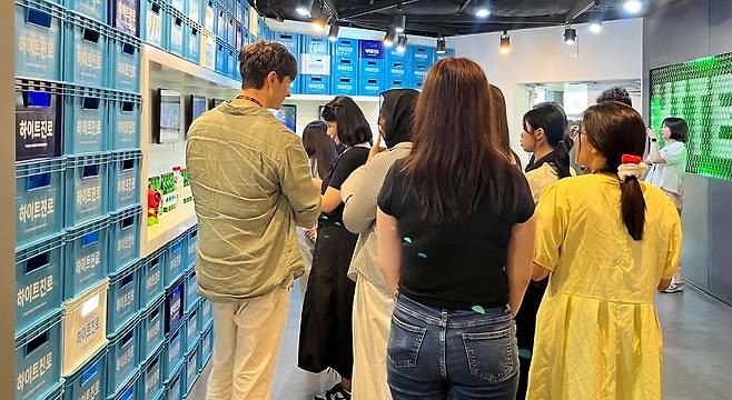 26일 민영뉴스통신사 뉴스1이 외국인을 대상으로 개최한 'K-브랜드 글로벌 캠프'에서 외국인 참가자들이 하이트진로 이천공장 전시관을 둘러보는 모습./뉴스1 ⓒ News1 배지윤 기자