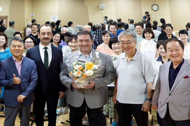 청춘합창단을 찾은 살리흐 무랏 타메르(가운데) 주한 튀르키예 대사.(청춘합창단 제공)