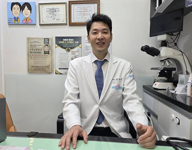 지난해 위암 수술을 받은 장봉환 원장은 건강검진의 중요성을 더욱 절실히 느꼈다고 설명했다. ⓒ 뉴스1 한송아 기자