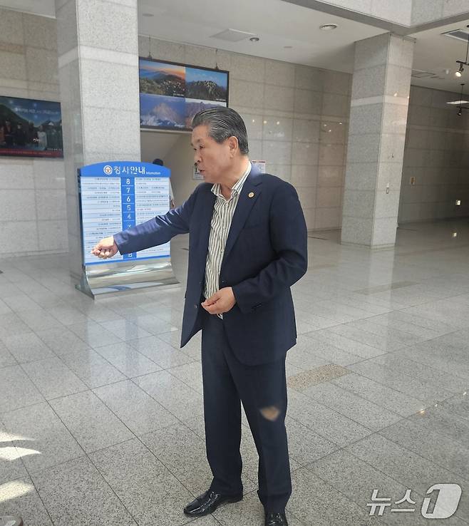 김영환 충북지사에게 해외출장 경비 명목으로 금품을 건넨 혐의를 받는 윤현우 충북체육회장이 27일 충북경찰청에서 취재진 질문에 답하고 있다.  2025.8.27/뉴스1 이재규 기자