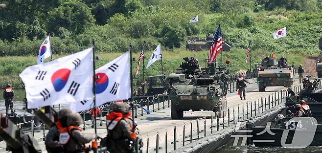 27일 경기 여주시 남한강 일대 훈련장에서 실시한 '한미연합 제병협동 도하훈련'에서 육군 제7공병여단 장병들과 미2사단/한미연합사단 장병들이 부교 도하훈련을 하고 있다. 2025.8.27/뉴스1 ⓒ News1 김영운 기자