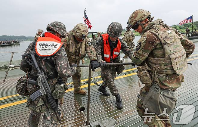 27일 경기 여주시 남한강 일대 훈련장에서 실시한 '한미연합 제병협동 도하훈련'에서 육군 제7공병여단 장병들과 미2사단/한미연합사단 장병들이 한미 합동 부교구축을 하고 있다. (공동취재) 2025.8.27/뉴스1 ⓒ News1 김영운 기자