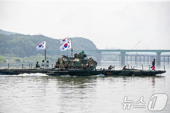 육군 제7공병여단은 2025년 UFS/TIGER의 일환으로 25일부터 27일까지 경기도 여주 남한강 일대에서 '한미연합 제병협동 도하훈련'을 실시했다. 한미연합 도하작전능력을 제고하기 위해 실시된 이번 훈련에는 한미 장병 300여 명과 한측 자주도하장비 수룡, 미측 스트라이커 장갑차 등 총 130여 대의 장비가 투입되었다. 사진은 7공병여단 장병들이 문교를 이용해 K200장갑차를 도하시키는 모습. (육군 제공. 재판매 및 DB 금지) 2025.8.27/뉴스1