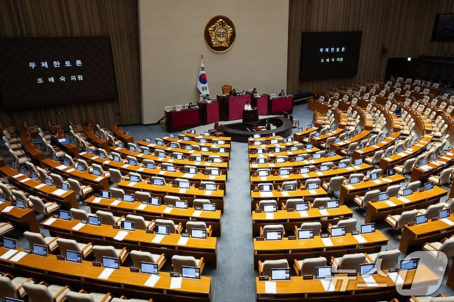 조배숙 국민의힘 의원이 24일 서울 여의도 국회에서 열린 제428회 국회(임시회) 제2차 본회의에서 상법 일부개정법률안에 대한 무제한 토론(필리버스터)을 하고 있다. 2025.8.24/뉴스1 ⓒ News1 유승관 기자