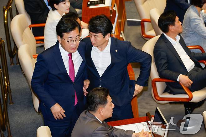 27일 오후 서울 여의도 국회에서 열린 제428회국회(임시회) 제3차 본회의에서 국민의힘 추천 몫 국가인권위원회 위원(이상현, 우인식) 선출안이 득표율 36.67%로 부결되자 국민의힘 송언석 원내대표가 더불어민주당 김병기 원내대표, 문진석 원내수석과 대화하고 있다. 2025.8.27/뉴스1 ⓒ News1 안은나 기자