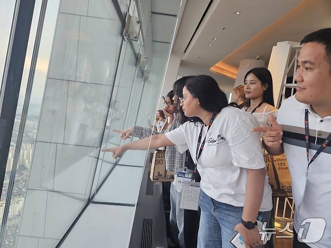 27일 외국인을 대상으로 한 '2025 K-브랜드 글로벌 캠프'에서 서울 잠실 롯데월드타워 '서울 스카이'를 찾은 외국인 참가자들이 서울 전경을 구경하고 있다. /뉴스1 ⓒ News1 유채연 기자