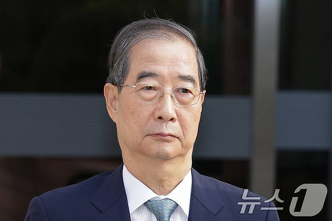 12·3 비상계엄 과정에서 윤석열 전 대통령의 내란 행위를 방조한 혐의를 받는 한덕수 전 국무총리가 27일 오후 서초구 서울중앙지방법원에서 열린 구속 전 피의자 심문(영장실질심사)을 마친 후 호송차에 탑승하고 있다. 2025.8.27/뉴스1 ⓒ News1 신웅수 기자