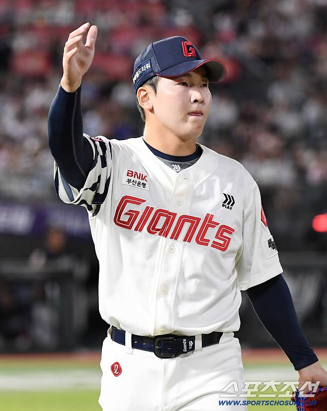 26일 부산 사직구장에서 열린 KT와 롯데의 경기. 7회 등판한 최준용이 무실점으로 이닝을 마친 후 동료들을 맞이하고 있다. 부산=정재근 기자 cjg@sportschosun.com/2025.8.26/