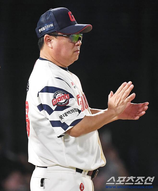26일 부산 사직구장에서 열린 KT와 롯데의 경기. 롯데가 4대3으로 승리한 가운데 김태형 감독이 선수들을 맞이하고 있다. 부산=정재근 기자 cjg@sportschosun.com/2025.8.26/