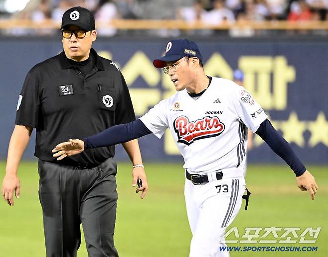 26일 잠실야구장에서 열린 삼성과 두산의 경기, 6회말 조성환 감독대행이 오명진의 타구때 비디오 판독결과 파울이 선언되자 그라운드로 나와 어필하고 있다. 잠실=허상욱 기자wook@sportschosun.com/2025.08.26/