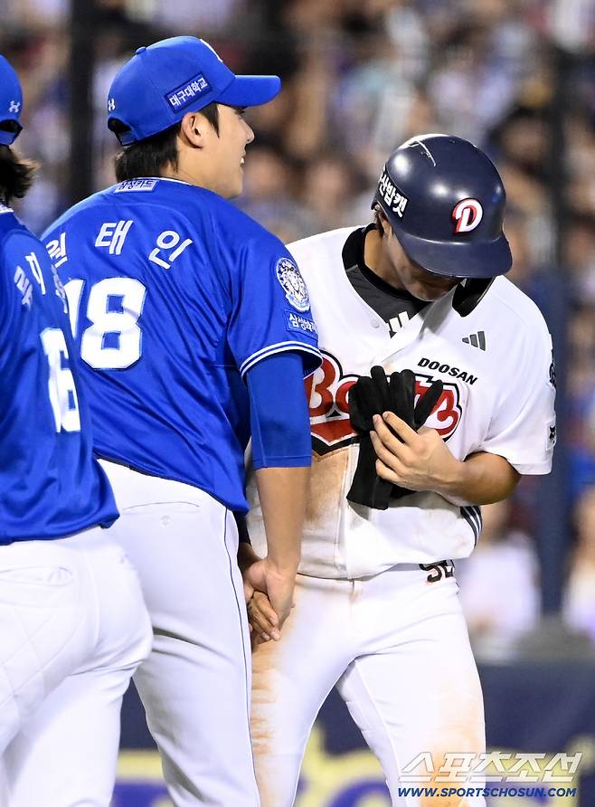 5회말 2사 1,2루 원태인이 이닝을 끝낸 뒤 자신의 견제구를 몸에 맞았던 박준순에게 다가가 미안함을 전하고 있다. 잠실=허상욱 기자